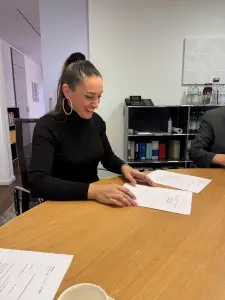 Kundin von CDL Immobilien während der Vertragsunterschrift beim Notar in München.