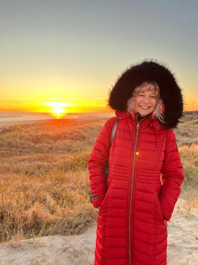 Kundin von CDL Immobilien während der Vertragsunterschrift beim Notar in München.